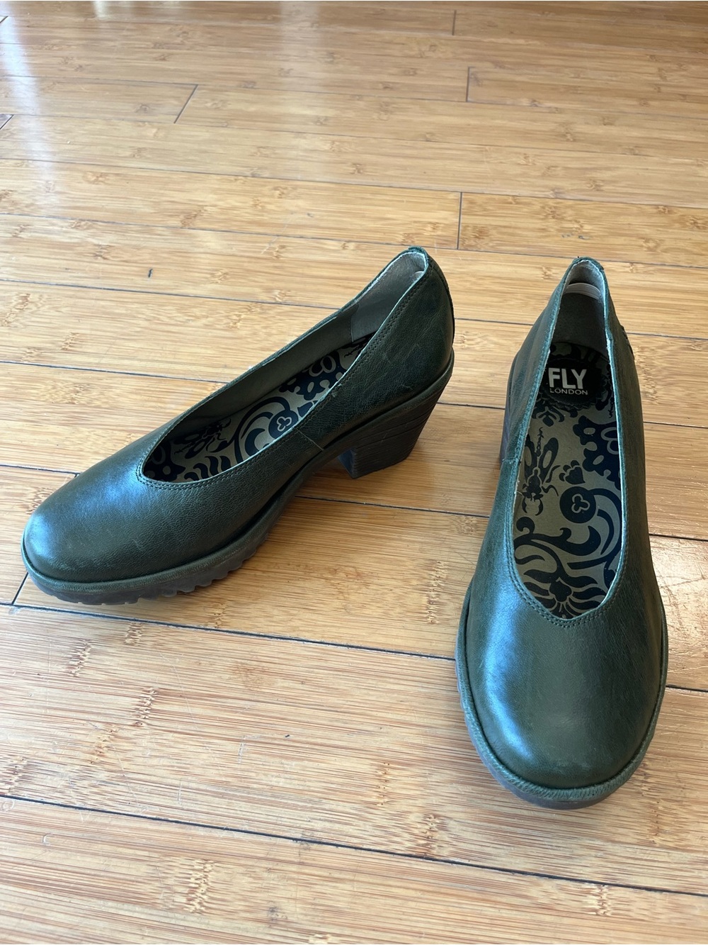 FLY London Walo 988 Dark Olive Round-Toe Low Block Heel Leather Pumps Size 39W